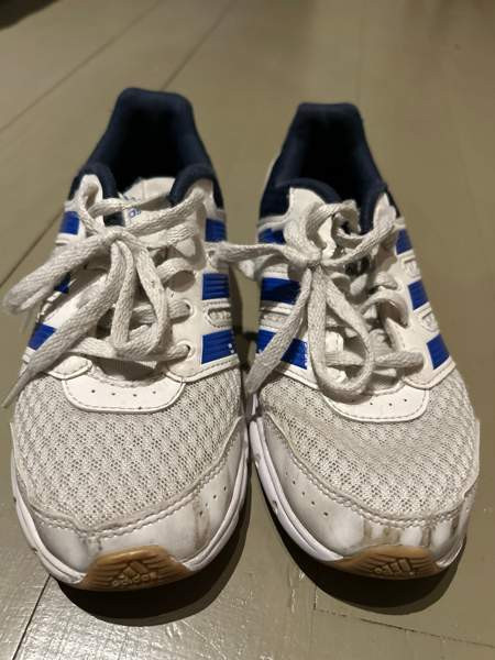 Sisäpelitossut / lenkkarit Adidas koko 33 Лохья - изображение 3