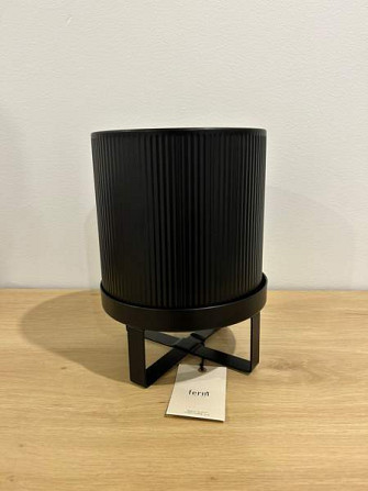 Ferm Living musta Pot-ruukku, pieni Vihti - valokuva 1