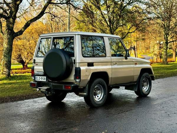 Toyota Land Cruiser Raasepori - valokuva 3