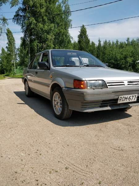 Nissan Sunny Luga - valokuva 1