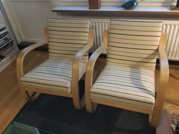Kaksi Alvar Aallon nojatuolia Helsinki – foto 2