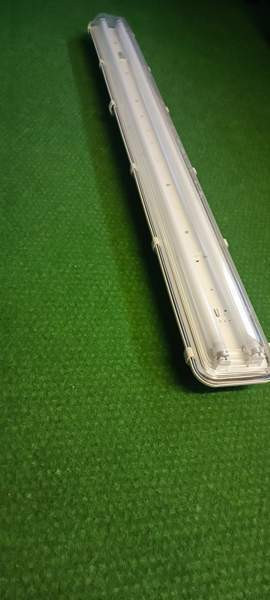 Loisteputkivalaisin 4 kpl (yht. 30€) Akaa - valokuva 1