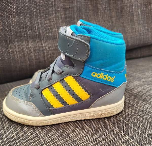 Adidas tarralenkkarit koko 22 Вантаа - изображение 2