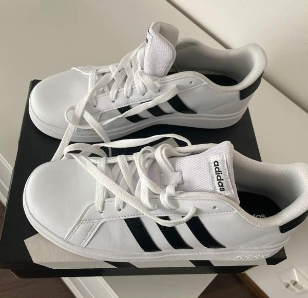 VARATTU! Adidas -tennarit Helsinki – foto 1