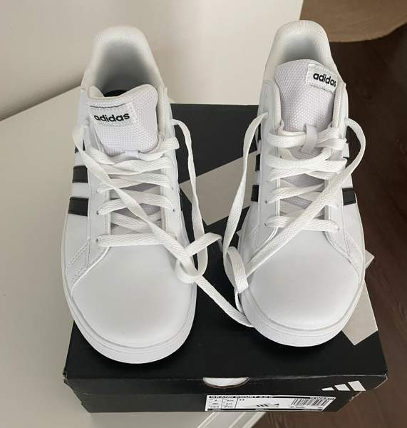 VARATTU! Adidas -tennarit Helsinki - изображение 2