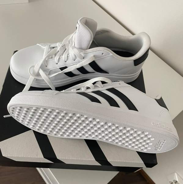 VARATTU! Adidas -tennarit Helsinki - изображение 3