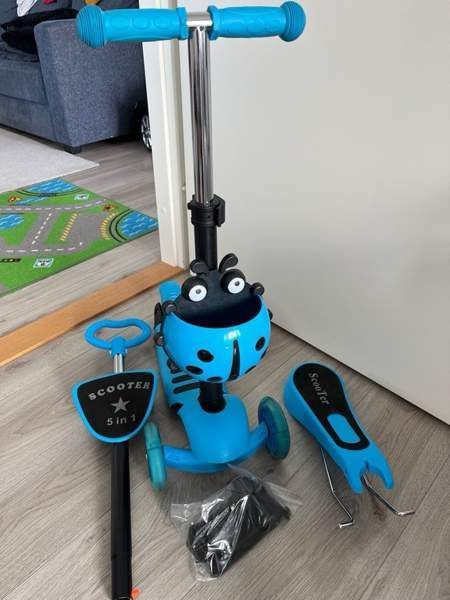 sininen potkulauta Helsinki - valokuva 1