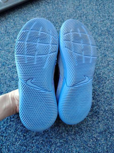 Jalkapallokengät asfaltille Espoo - valokuva 2