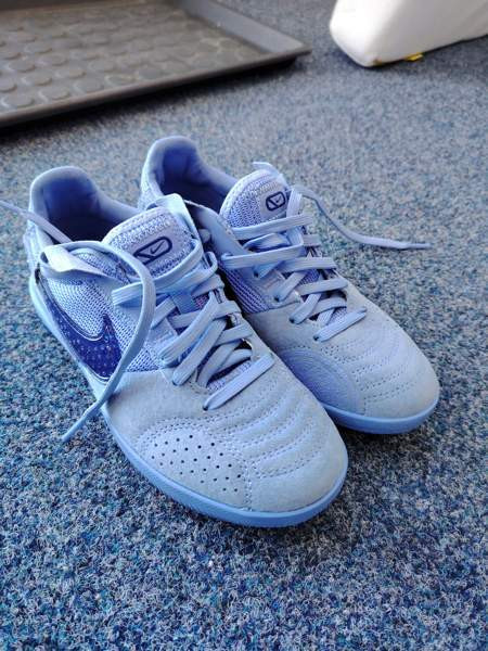 Jalkapallokengät asfaltille Espoo - valokuva 1