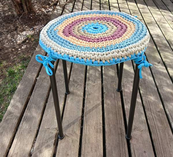 Metallinen musta jakkara, käsinvirkattu irrotettava päällinen Vantaa - valokuva 1