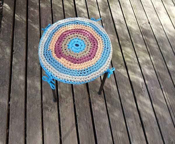 Metallinen musta jakkara, käsinvirkattu irrotettava päällinen Vantaa - valokuva 2