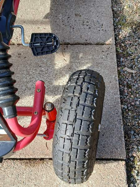 Varattu: Punainen polkuauto säädettävällä istuimella Иматра - изображение 5