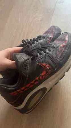 Air max kengät spiderman maalauksilla Helsinki