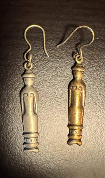 Kalevala Korun Nukkekäädyt: 1 hopeinen, 1 pronssinen korvakoru. Oulu – foto 1