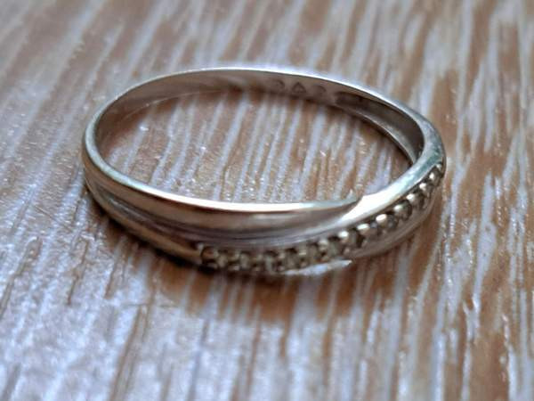 Valkokultainen sormus pienillä timanteilla Oulu – foto 2