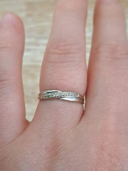 Valkokultainen sormus pienillä timanteilla Oulu – foto 1