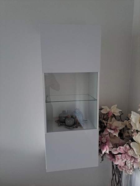 Myydään kaksi valkoista vitriinikaappia yhteensä Helsinki - изображение 3