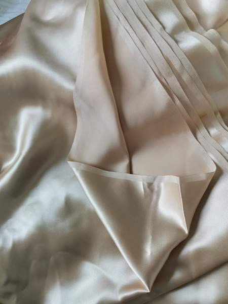 Kullanvärinen silkkikangas Espoo - valokuva 1