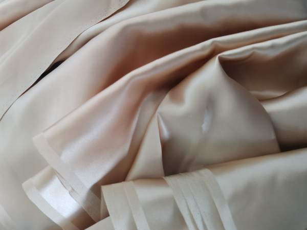 Kullanvärinen silkkikangas Espoo - valokuva 2