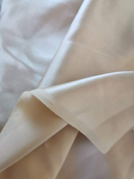 Kullanvärinen silkkikangas Espoo - valokuva 4