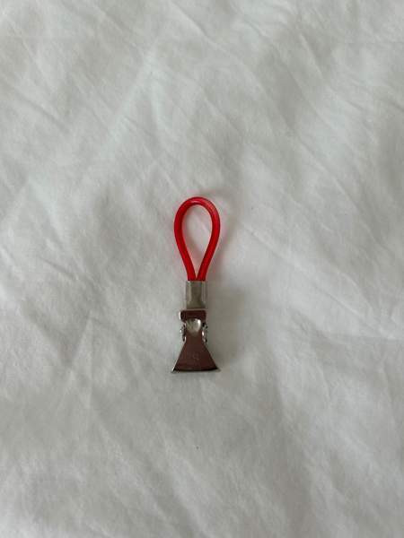 Pieni metallinen klipsi / paperiklipsi punaisella ripustuslenkillä Espoo – foto 1