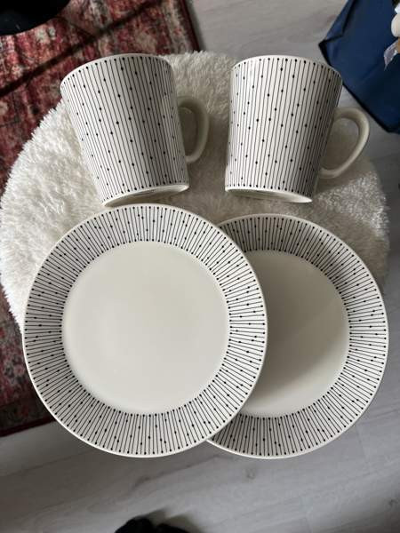 Mainio sarastus mukit ja lautaset Helsinki - valokuva 1