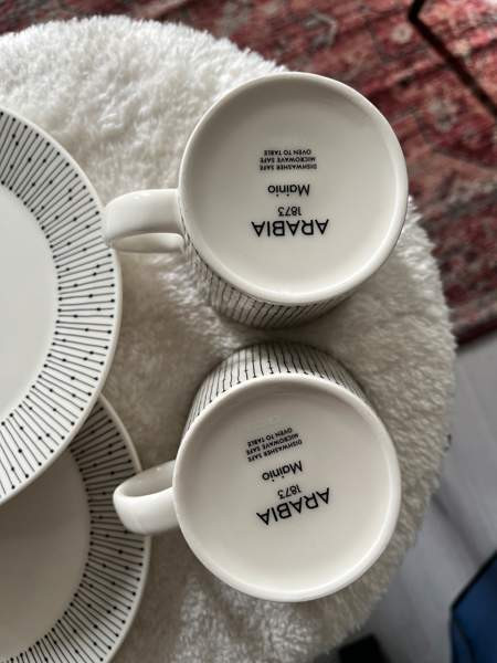 Mainio sarastus mukit ja lautaset Helsinki - valokuva 2