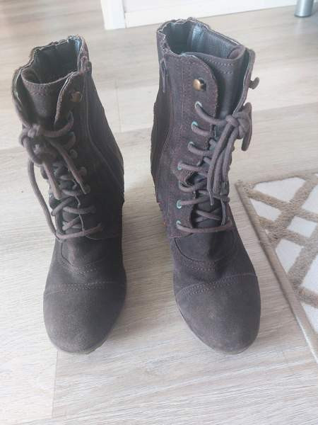 hyvässä kunnossa olevat minisaappaat Helsinki - valokuva 1