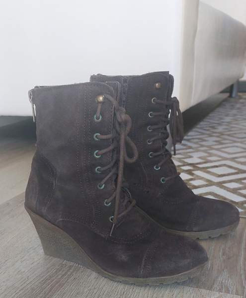 hyvässä kunnossa olevat minisaappaat Helsinki - valokuva 3