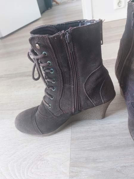 hyvässä kunnossa olevat minisaappaat Helsinki - valokuva 2