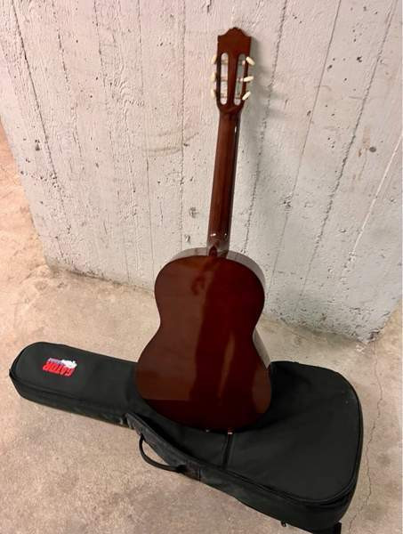 Akustinen kitara kantopussilla Jyvaeskylae – foto 3