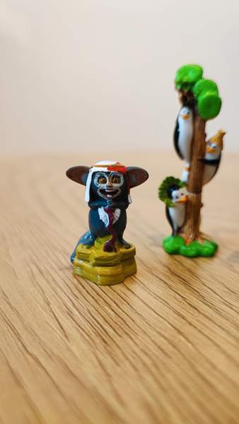 Kinder Madagaskar ja karate apina Jaervenpaeae - photo 2