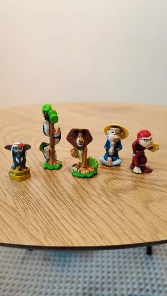 Kinder Madagaskar ja karate apina Jaervenpaeae - photo 1