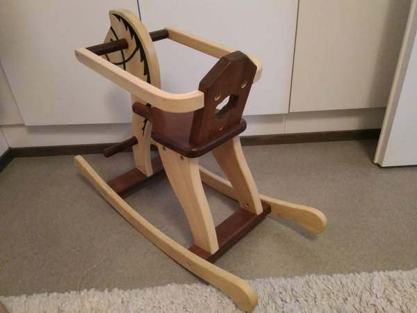 Puinen keinuhevonen Kangasala - valokuva 2