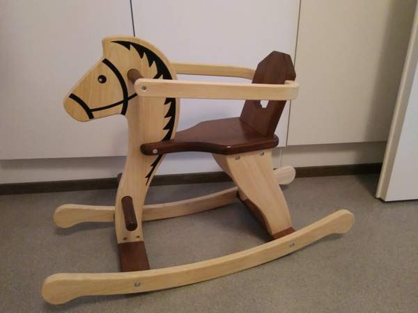 Puinen keinuhevonen Kangasala - valokuva 1