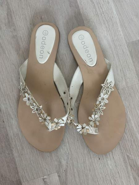 Valkoiset kesäsandaalit Helsinki - изображение 2