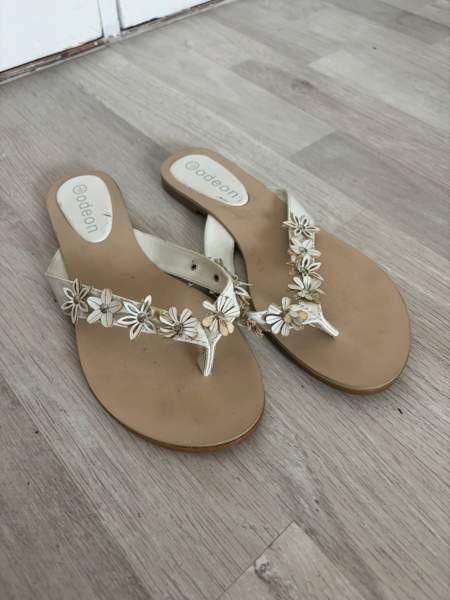 Valkoiset kesäsandaalit Helsinki - изображение 1