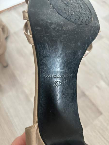 Shampanjan väriset nahkaiset korkokengät Helsinki - valokuva 5