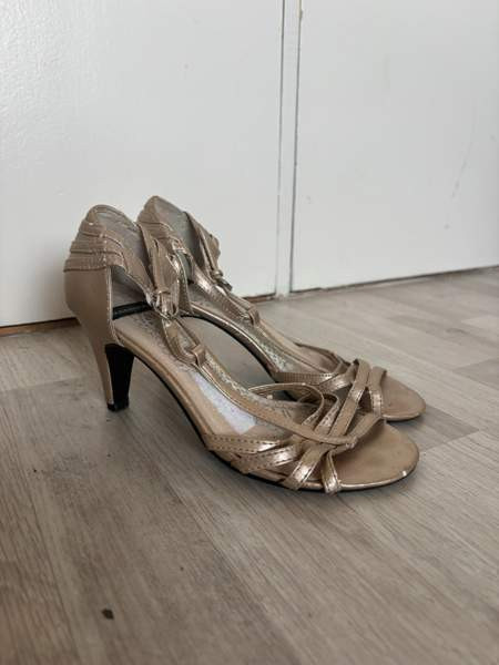 Shampanjan väriset nahkaiset korkokengät Helsinki - valokuva 1