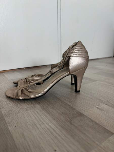 Shampanjan väriset nahkaiset korkokengät Helsinki - valokuva 3