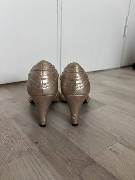 Shampanjan väriset nahkaiset korkokengät Helsinki - valokuva 4