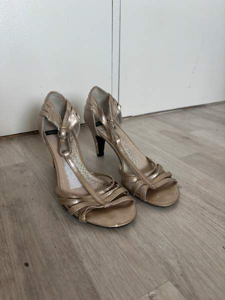 Shampanjan väriset nahkaiset korkokengät Helsinki - valokuva 2