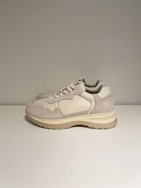 YAYA valkoiset lenkkarit Helsinki - valokuva 2