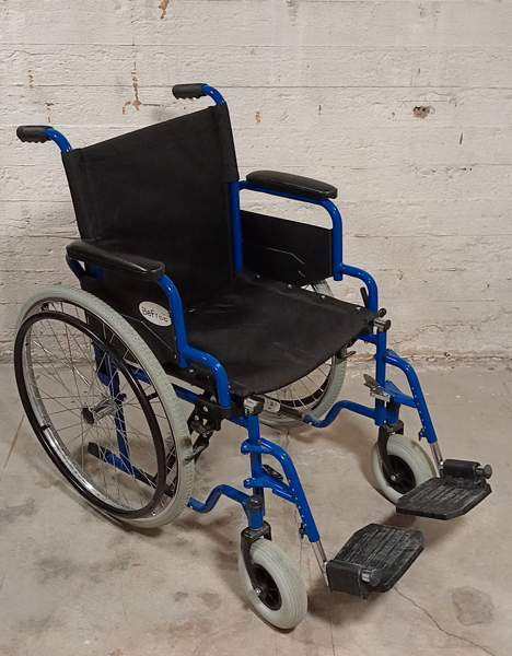 Myydään ehjä hyväkuntoinen pyörätuoli. Lahti - valokuva 1