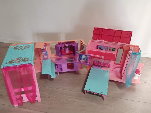 Barbie matkailuauto koti Espoo - valokuva 2