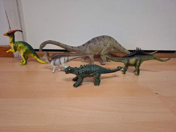 5kpl kasvissyöjä dinosauruksia Helsinki - valokuva 1