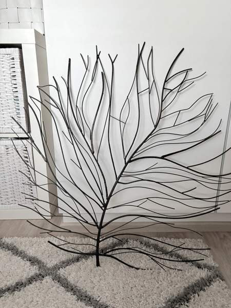 Metallinen mustanruskea seinäkoriste Oulu - valokuva 1