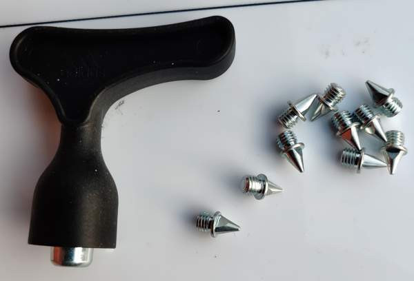 Adidas työkalu-avain piikkareihin ja 10 kpl piikkejä, uusi Salo - photo 1