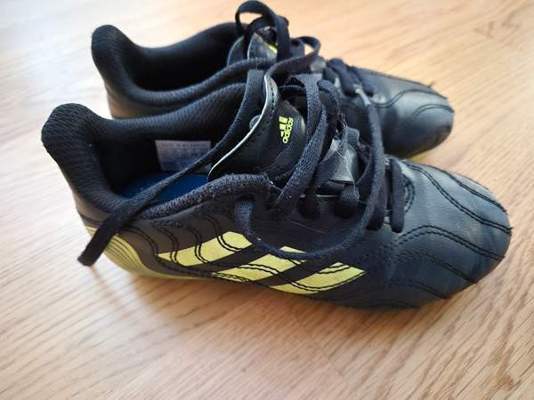 Adidas nappikset 30 Helsinki - valokuva 1