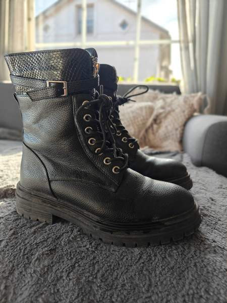 Mustat nilkkurit Parainen - valokuva 1